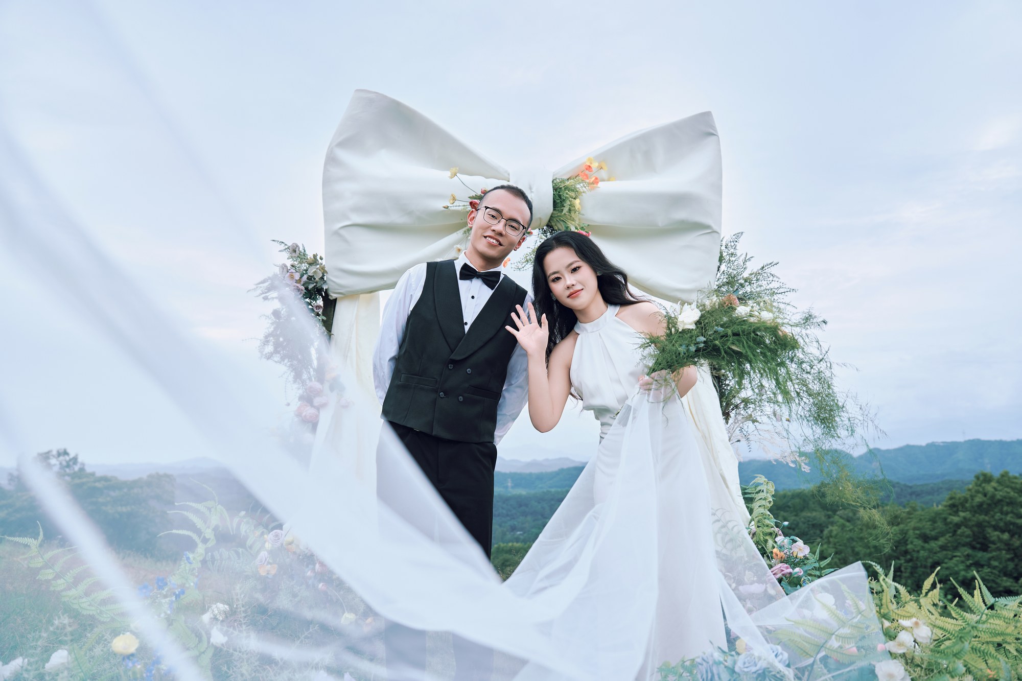 婚礼拱门下的合影